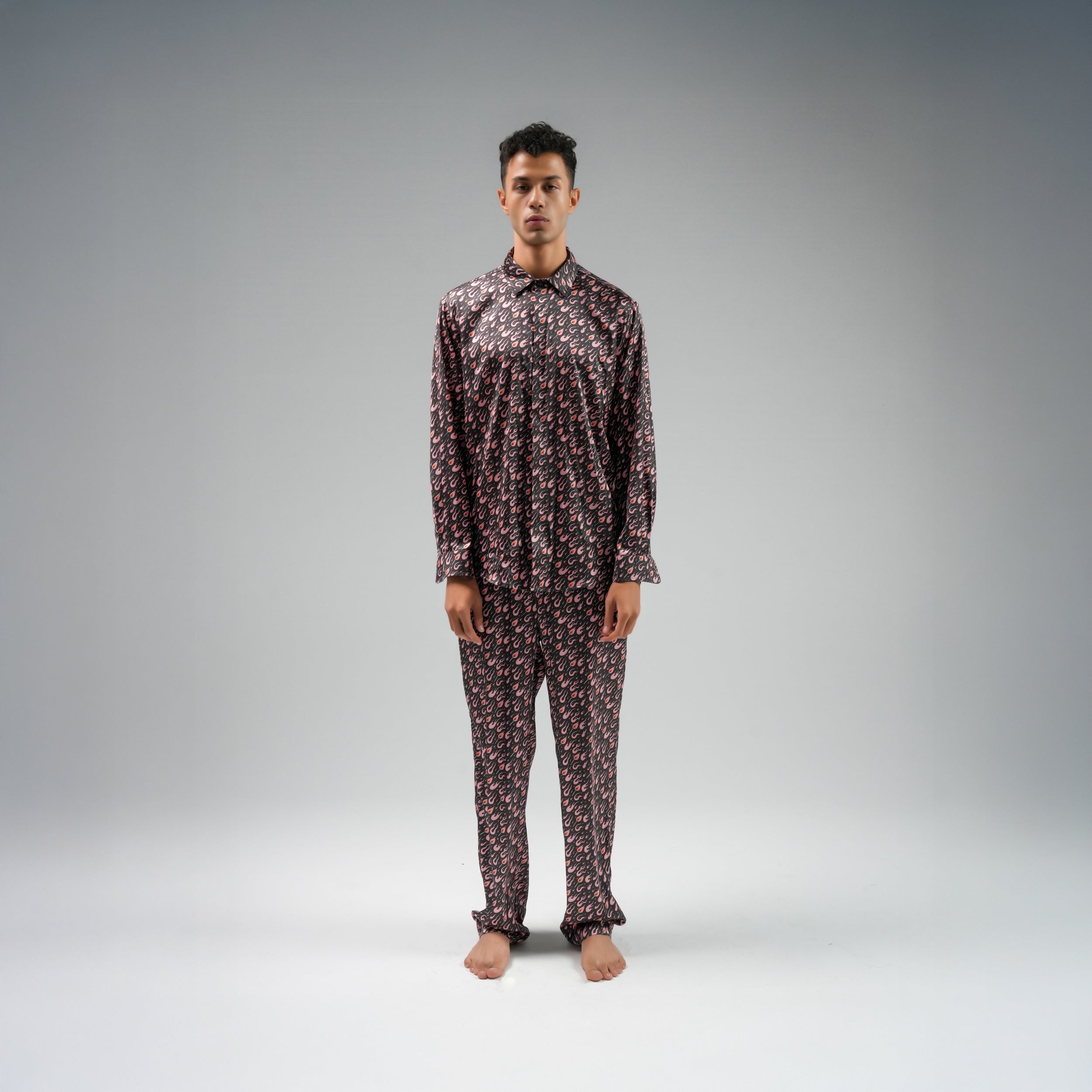 قميص بأكمام طويلة بتصميم شعلة باللون الزهري الصورة الثانوية