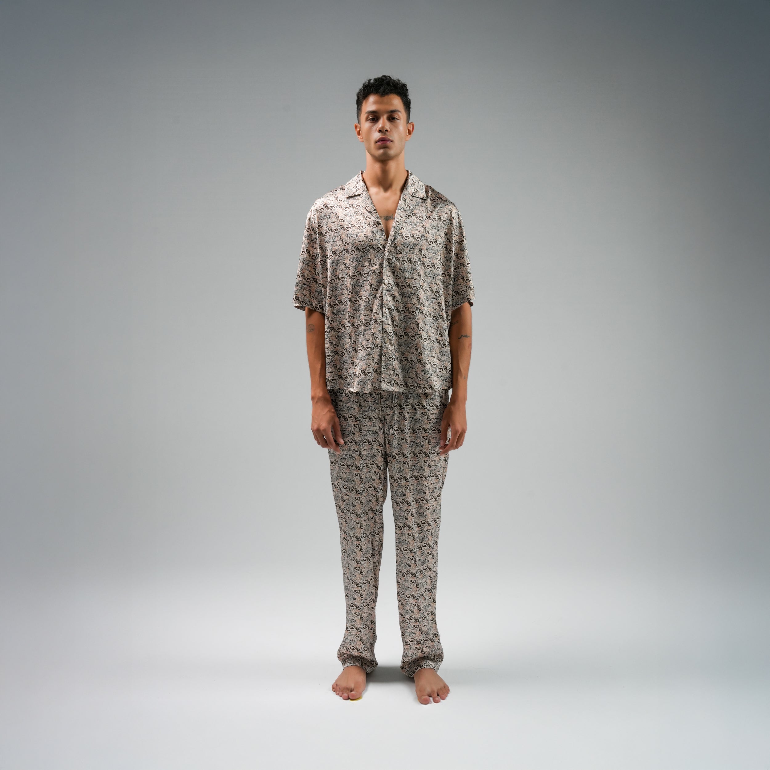 قميص بيج بنقشة الفهد المخيم الصورة الثانوية