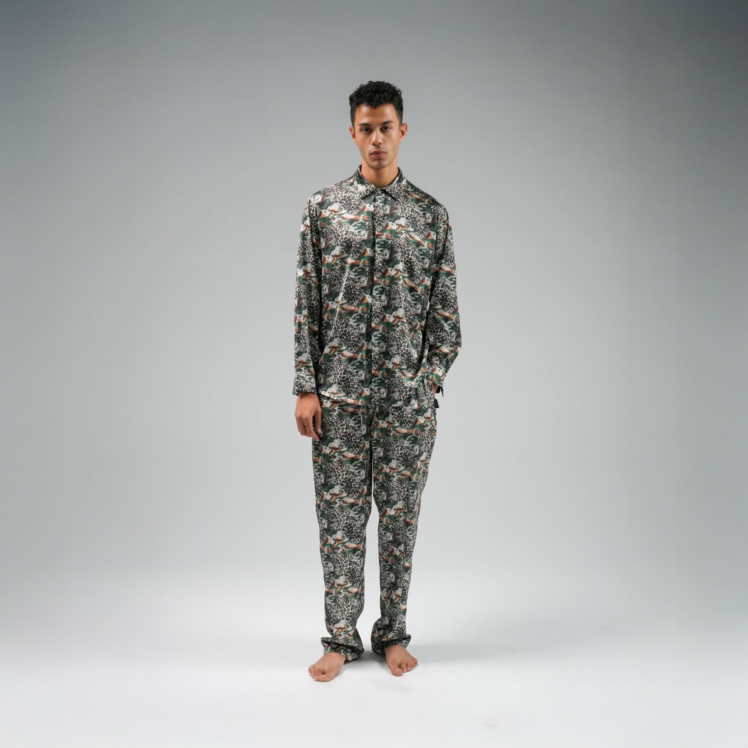 قميص أخضر بأكمام طويلة بطبعة الفهد الصورة الثانوية