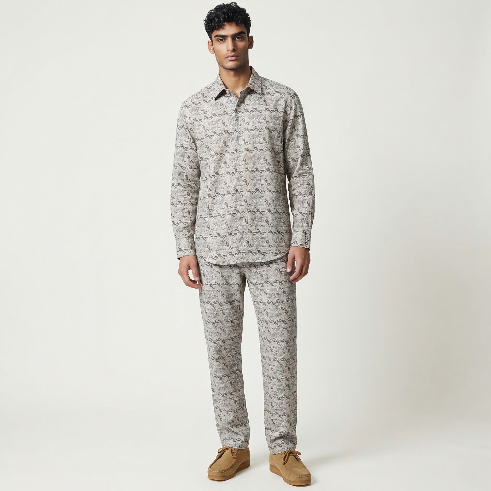 قميص بأكمام طويلة بطبعة جلد الفهد باللون البيج الصورة الثانوية